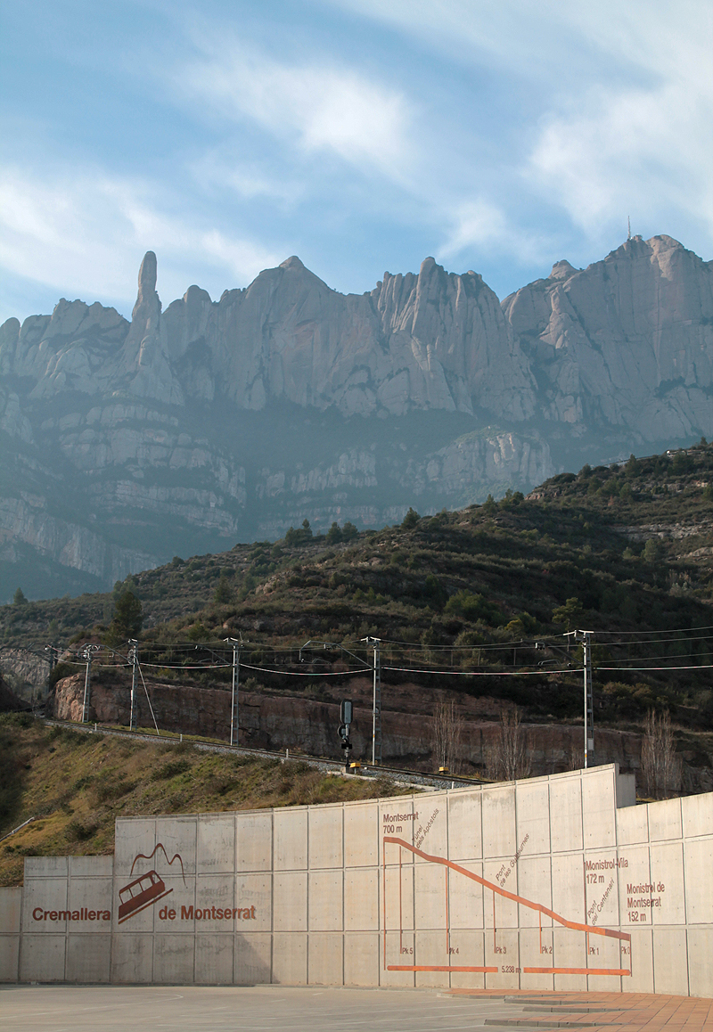 Montserrat desde la estación del Cremallera