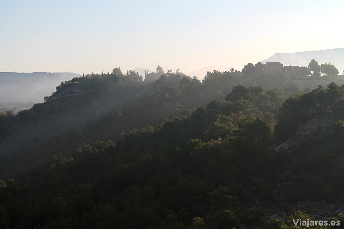 Silueta de Albarca entre la niebla matinal