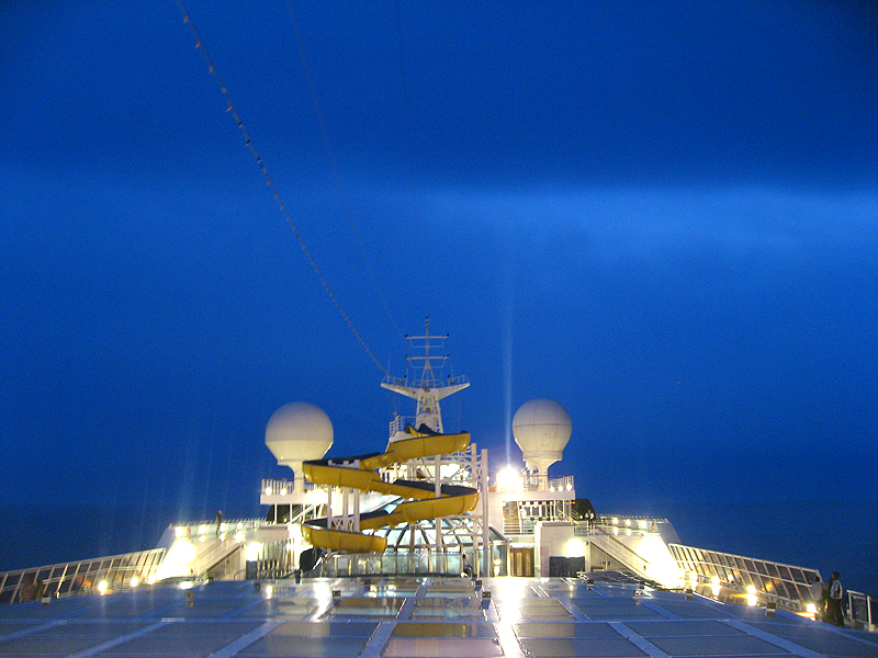 Toboganes en el Costa Concordia al atardecer Toboganes en el Costa Concordia al atardecer