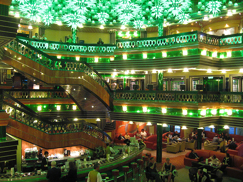 Hall en el interior del crucero Costa Concordia Hall en el interior del crucero Costa Concordia