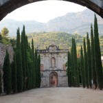 Paseo que lleva hasta la fachada de Santa María