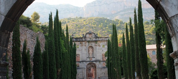 Paseo que lleva hasta la fachada de Santa María