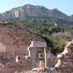 Ruinas de antiguas celdas con el Montsant al fondo