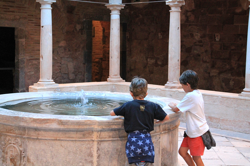 Jugando el la fuente del Claustro Menor