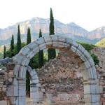 El doble arco de la entrada al recinto