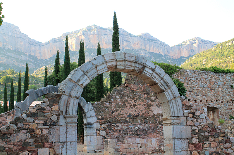 Arcos en el Patio del Ave María y el Montsant al fondo