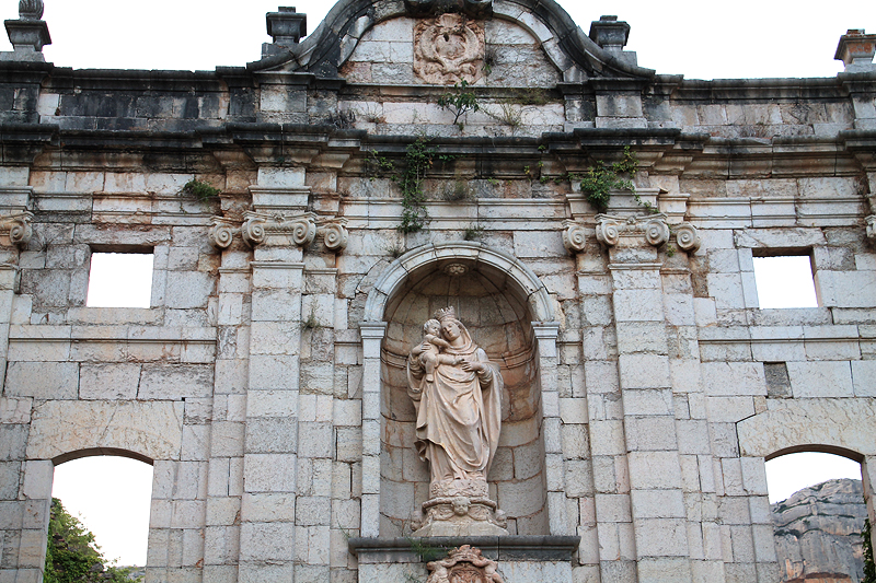Fachada de Santa María, que da acceso al recinto