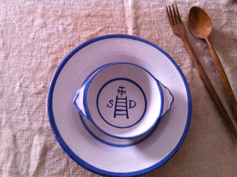 La austeridad de la comida va en consonancia con la cubertería