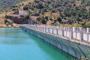 El nivel del agua llega a lo alto de la presa