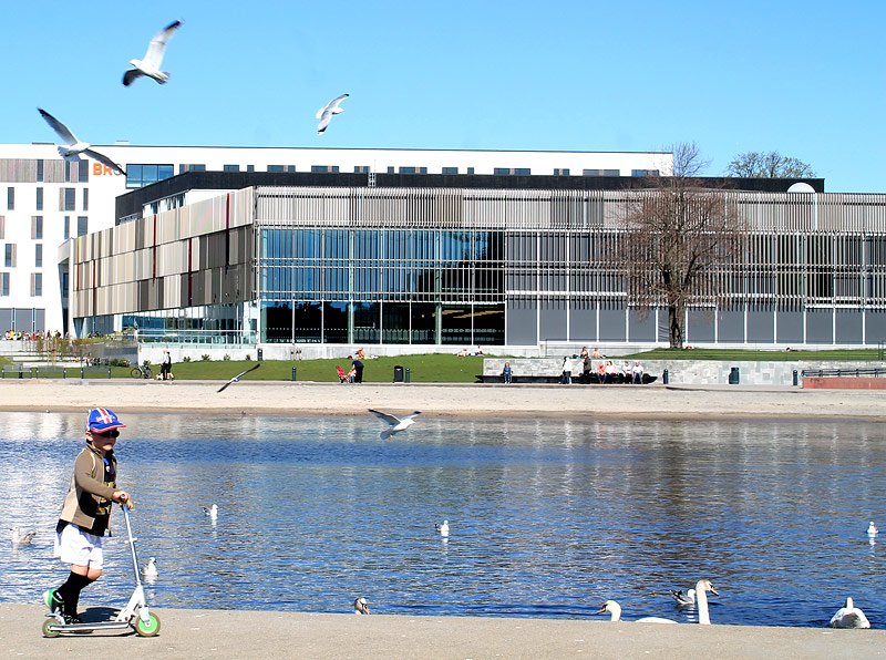 El Aquarama está ubicado enfrente de la playa