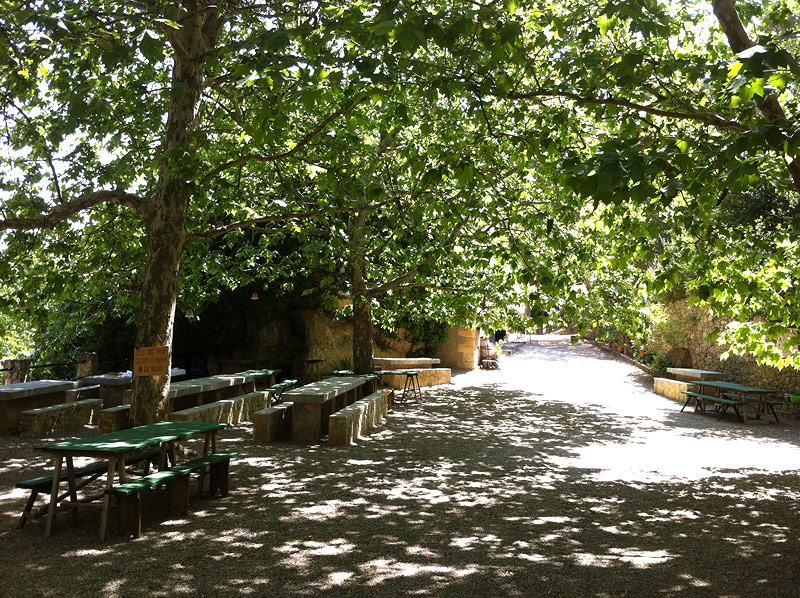 Buena sombra y mesas al lado de Santa Magdalena