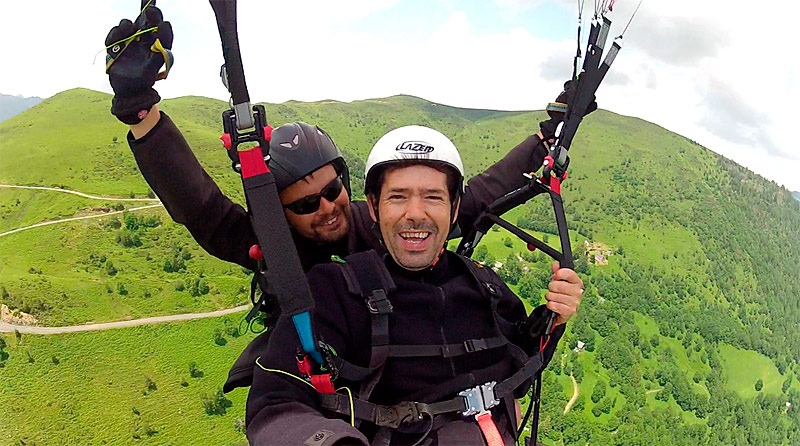 Volando en parapente sobre el valle de Louron Volando en parapente sobre el valle de Louron