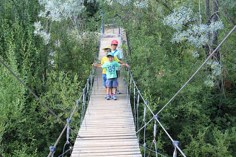 Emoción al cruzar el puente colgante sobre el río Montsant
