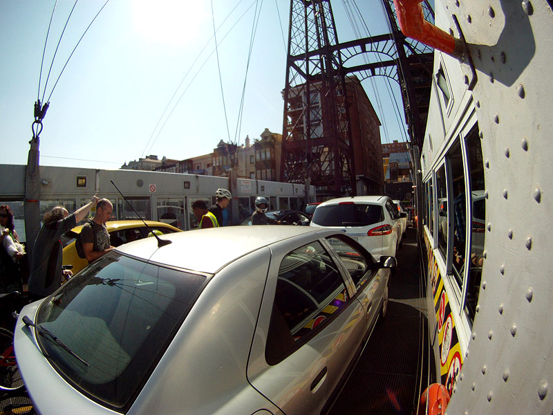 El encargado de cobrar a los vehículos lo hace directamente en la plataforma