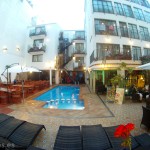 Terraza y piscina