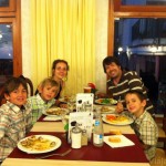 La familia al completo comiendo en el hotel
