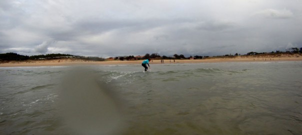 Kid Surfer en la playa de Loredo, Cantabria
