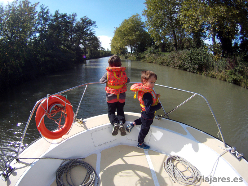 Turismo fluvial en el Canal du Midi, Francia
