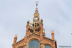 Remate superior en el Edificio de la Administración