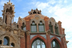 Detalles modernistas en la fachada de los pabellones