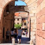 Arco de entrada a la localidad de Prades, Costa Daurada