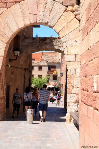 Arco de entrada a la localidad de Prades, Costa Daurada