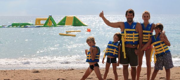 Disfrutando en la playa en familia