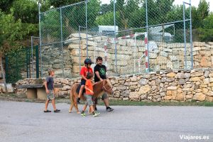 Los peques montando a Elsa, un pony súper pacífico y manso en Camping Serra de Prades