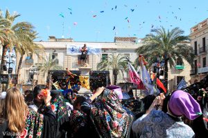 Guerra de caramelos el domingo de Carnaval en Vilanova i la Geltrú