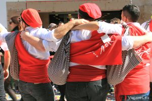 Miembros masculinos de una comparsa en plena juerga