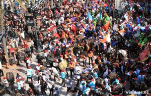 Kilos y kilos de caramelos vuelan en cada batalla de comparsas