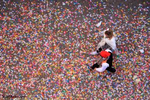 Una pareja de las comparsas sobre una alfombra de caramelos