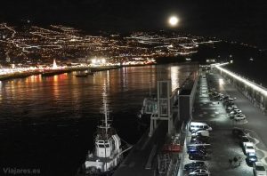 Funchal iluminada desde el puerto