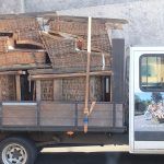 Camión con los cestos que se vuelven a subir