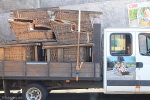 Camión con los cestos que se vuelven a subir