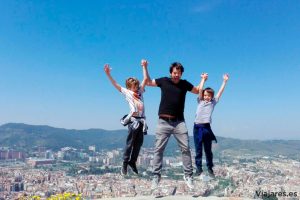 Saltando sobre la ciudad de Barcelona