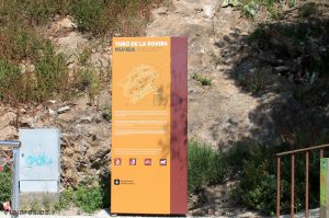 Carteles indicativos en el Turó de la Rovira de Barcelona