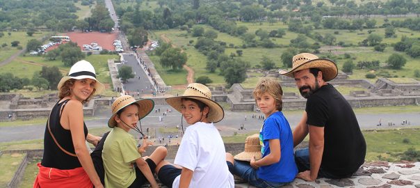 Disfrutando de las vistas en lo alto de la Pirámide del Sol, Teotihuacán