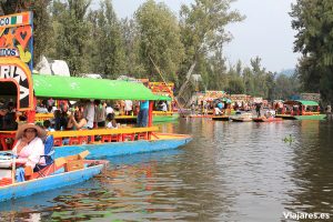 Hora punta de trajineras en Xochimilco