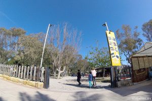 Entrada a Diver Parc Lúdic desde la playa de Sant Salvador