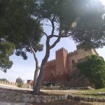 Muros de piedra roja en el Castillo de Castelldefels