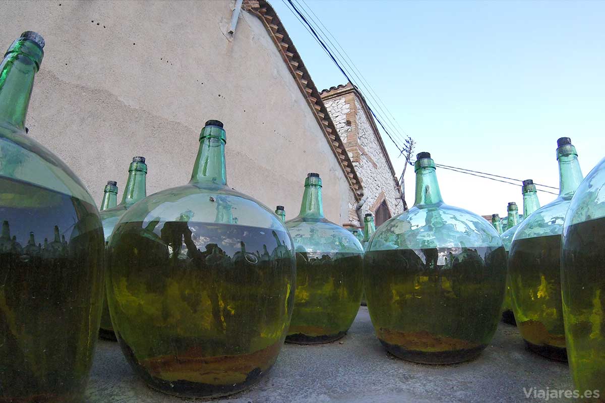 Algunos vinos reposan un par de años a la intemperie