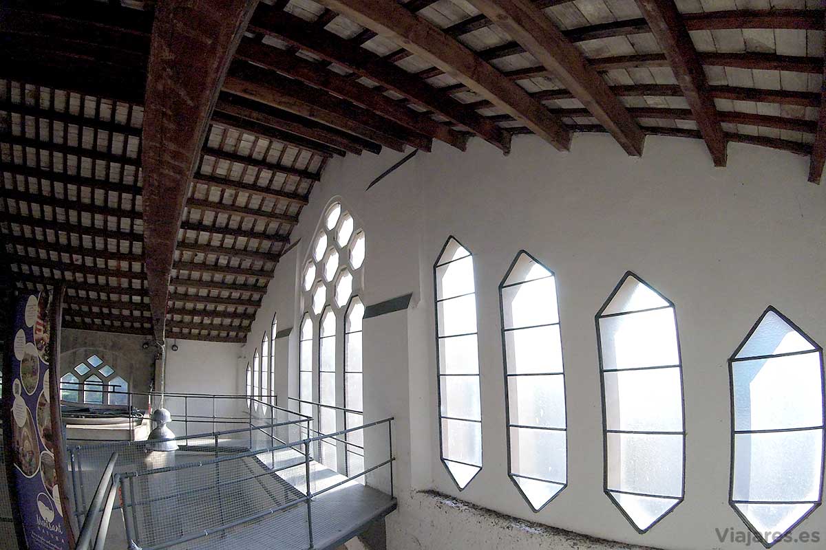 Ventanales en la parte interior del celler