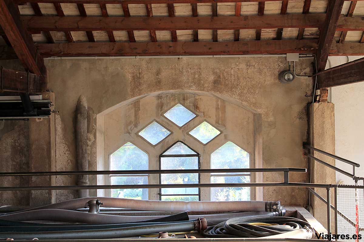Ventana del edificio y elementos de trabajo cotidianos