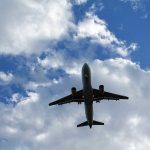 Un avión sobrevuela el cielo del Baix Llobregat