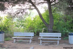 Bancos para descansar en unos de los caminos de Remolar - Filipines