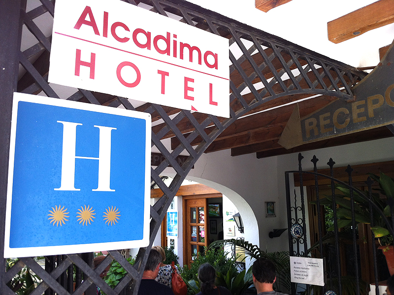 Entrada al Hotel Alcadima