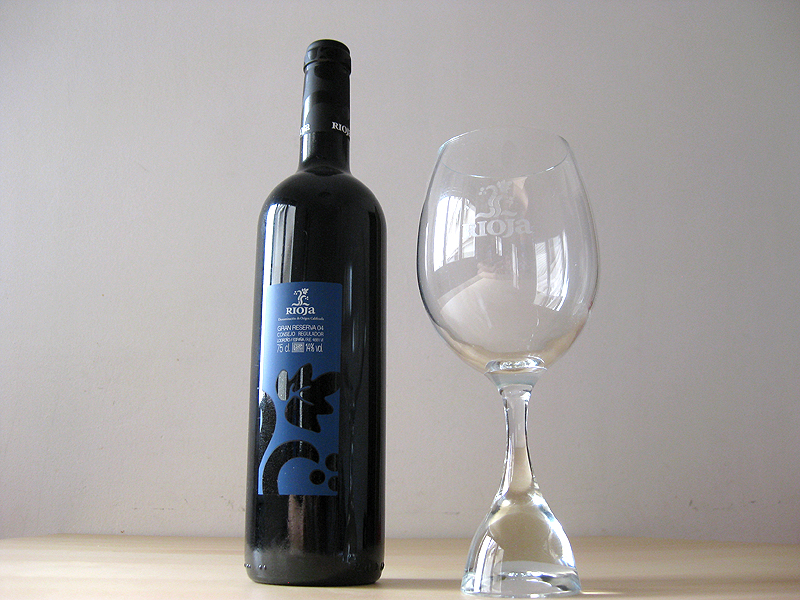 Botella de Rioja Reserva y la correspondiente copa