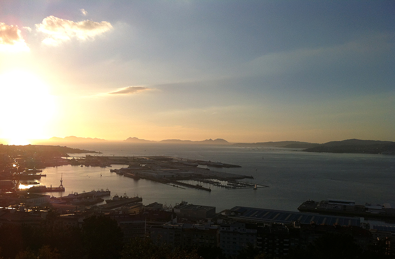 Atardecer en la Ría de Vigo con las Islas Cíes en el horizonte