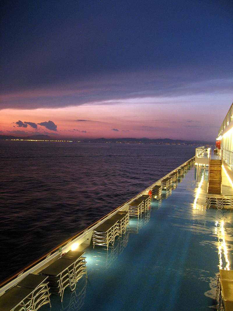 Crucero Costa Concordia frente a la costa de Barcelona